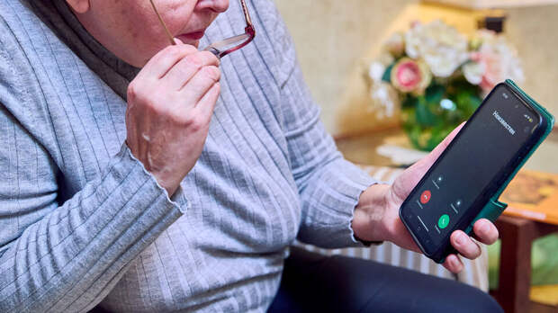 Мошенники запугали московскую пенсионерку и выманили у нее почти 40 млн рублей