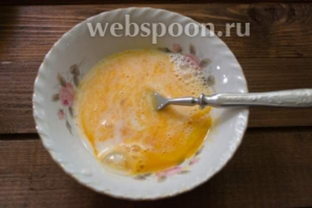 К желткам добавьте 2-3 ст. ложки молока. Взбейте желтки отдельно. В белки и в желтки соли не добавляем. Брынза может оказаться очень солёной. На этом этапе можно добавить чайную ложку муки. Она только улучшит корж омлета.