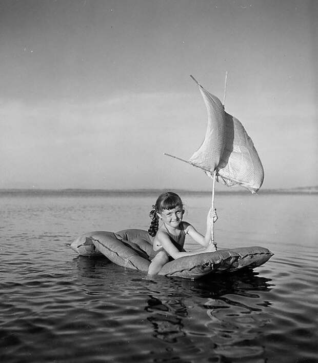 Девочка плавает на надувном матрасе, Тулон, 1949 г.