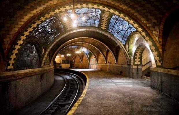 Нью-Йоркская станция метро «Сити Холл».