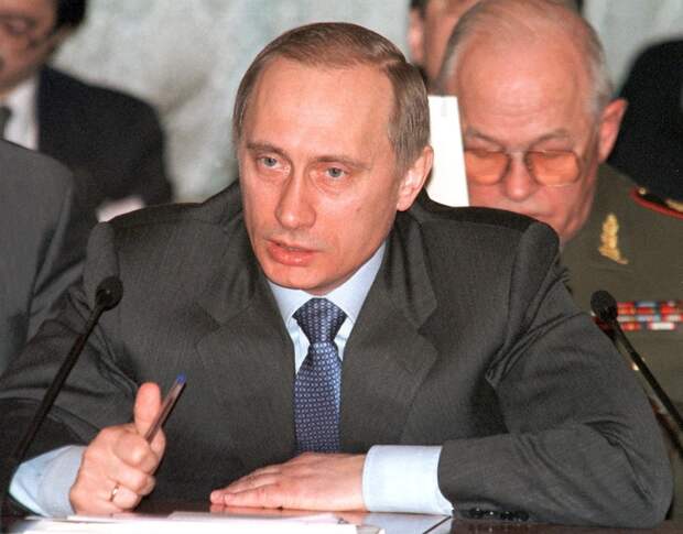 9 августа 1999 года Владимир Путин указом президента Бориса Ельцина был назначен исполняющим обязанности председателя правительства РФ, а 16 августа утвержден в этой должности Госдумой.-3