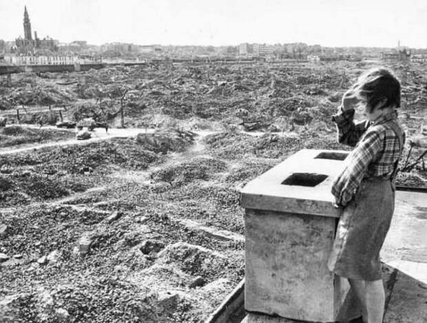 Девочка смотрит на руины. Варшава, 1946 год. история, факты, фото