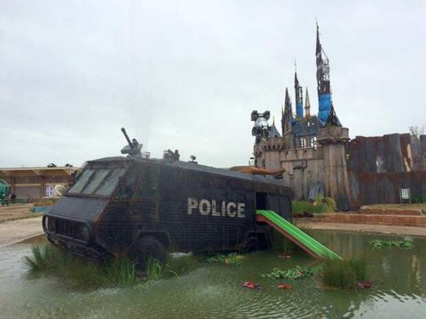 Добро пожаловать в Dismaland, самый мрачный парк аттракционов от Banksy (18 фото)