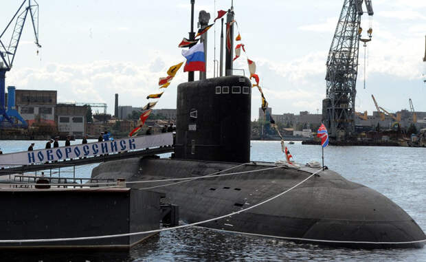 Б-261 Первая из шести дизель-электрических подводных лодок, «Новороссийск», была спущена с верфей Санкт-Петербурга в прошлом году. Ее создатели утверждают, что инновационные стелс-технологии делают субмарину практически невидимой при погружении.