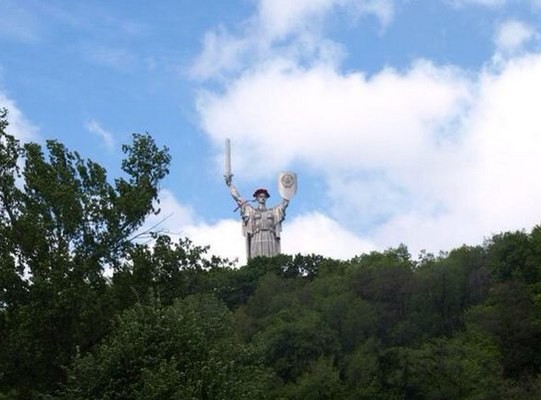 На голову монумента «Родина-мать» в Киеве надели венок из маков 