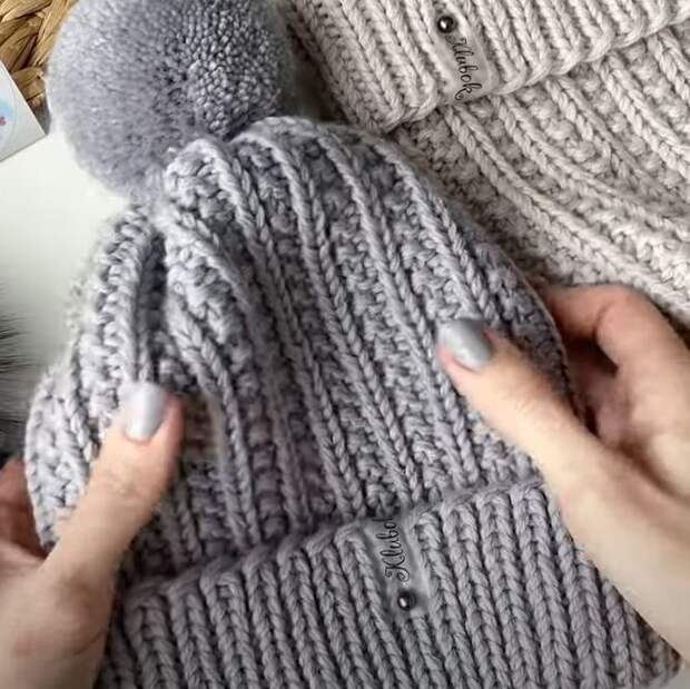 Как связать модную шапку спицами с помпоном