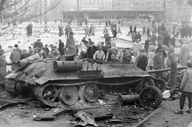 Уничтоженный советский Т-34-85 в Будапеште, 1956 год.