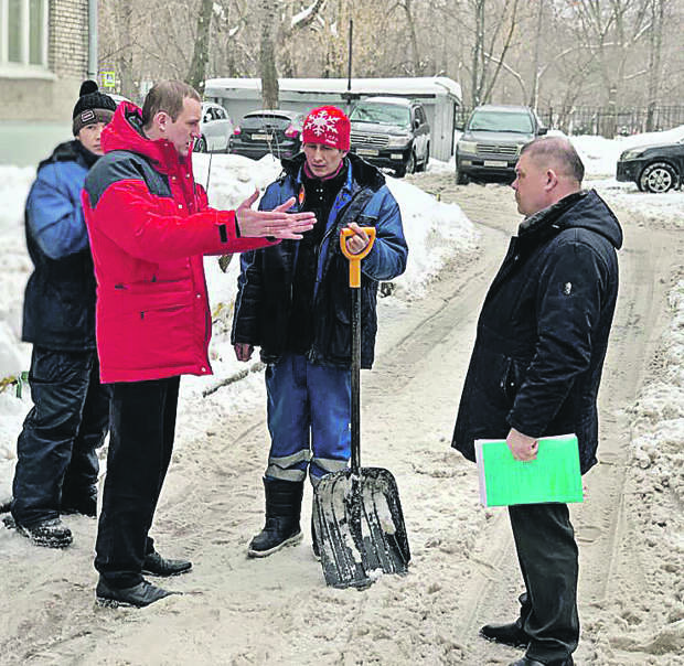 Жёсткий разговор Алексея Беляева (слева) с главой управы Свиблово Виктором Киселёвым