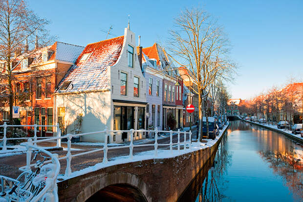 Канал в городе Делфт, Нидерланды