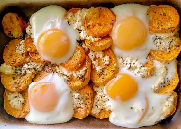 Картофель с яйцами и сыром.