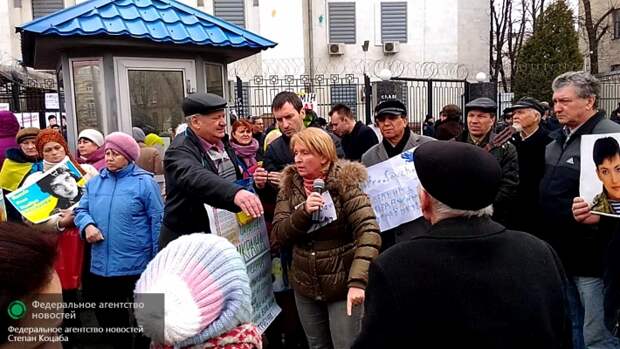 Шокирующее разоблачение пикетчиков у российского посольства в Киеве: они стоят за 100 гривен