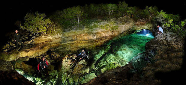 Вход в пещеру Норманн, Багамы.