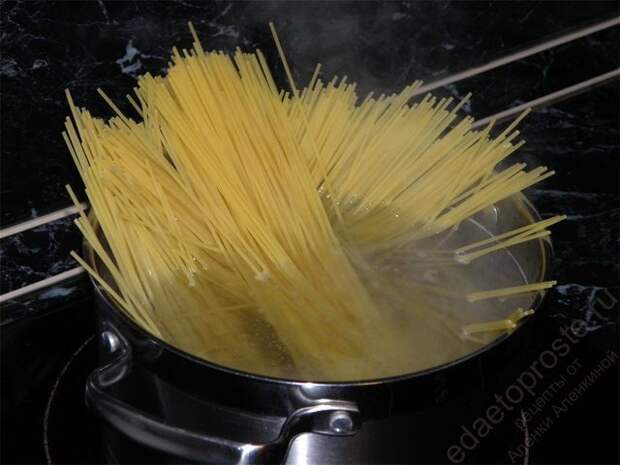 спагетти просто опускаю в кипящую воду. пошаговое фото этапа приготовления макарон сливочных