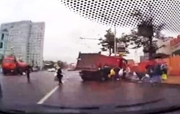 Неуправляемый грузовик протаранил пешеходов в Москве