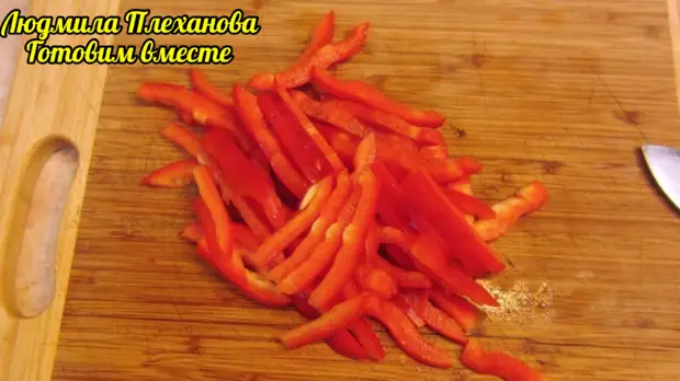 Такой салат частый гость на нашем обеденном столе - много овощей, специи, что может быть вкуснее и полезнее ( без майонеза)