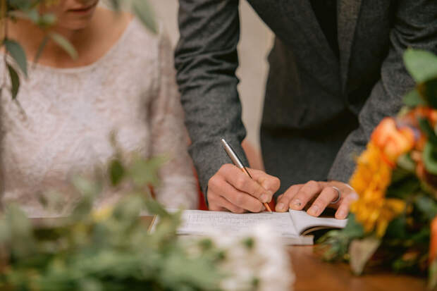 В Госдуме ради роста числа браков призвали развивать выездную регистрацию