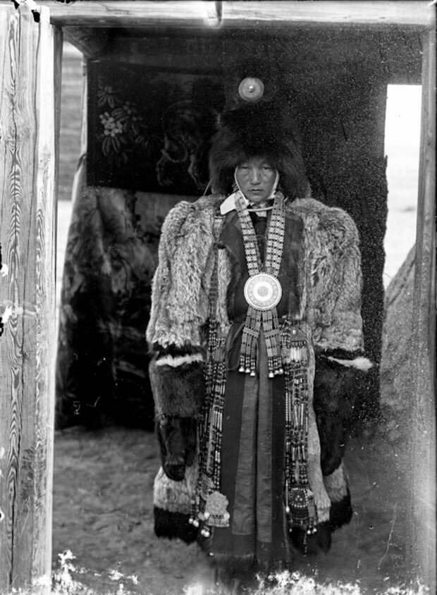 Богатая якутская женщина в меховой одежде, 1902