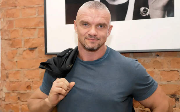 «Я думал, почему не могу влюбиться в покалеченную?»: как сложилась судьба 54-летнего Владимира Епифанцева, и почему его сын шокирует Сеть