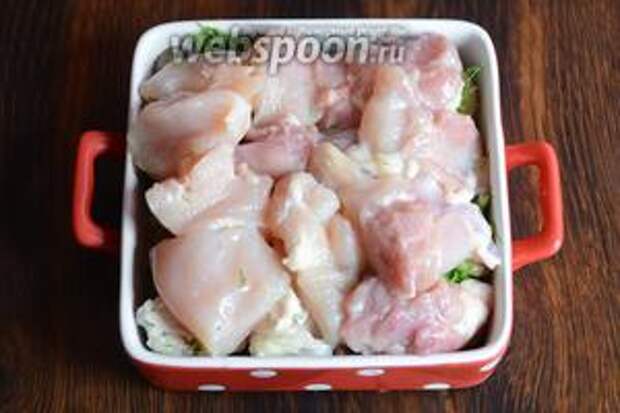 Кладём на следующий слой нарезанные кусочки куриного филе.