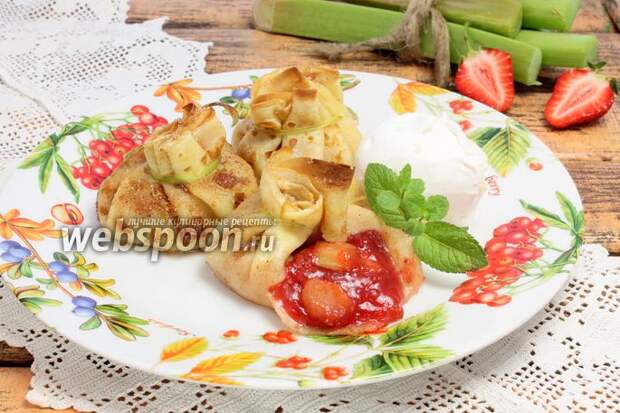 Фото Блины с начинкой из клубники и ревеня
