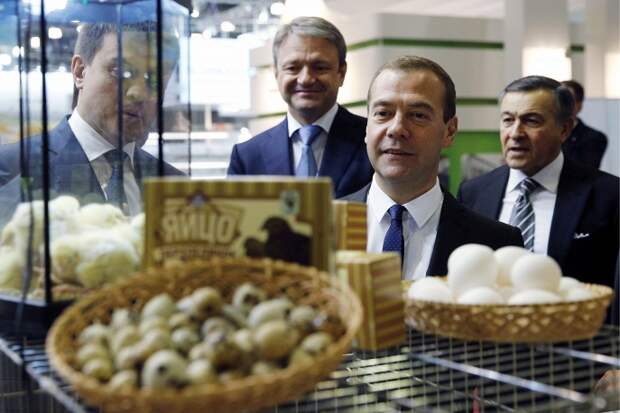 Президент Crocus Group Арас Агаларов, премьер-министр РФ Дмитрий Медведев, министр сельского хозяйства РФ Александр Ткачев