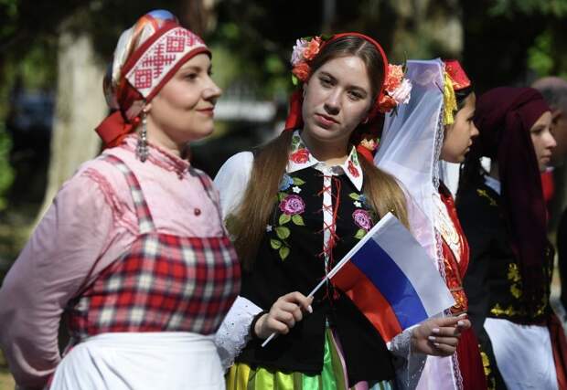 Огромные флаги и выдача паспортов: в новых регионах отметили День России