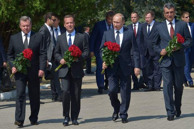 Путин и Медведев в Крыму, 19 августа 2015.png