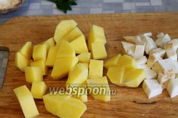Картофель порезать крупными ломтиками, помельче — корень сельдерея.