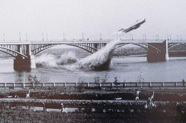 МИГ-17 пролетел под мостом