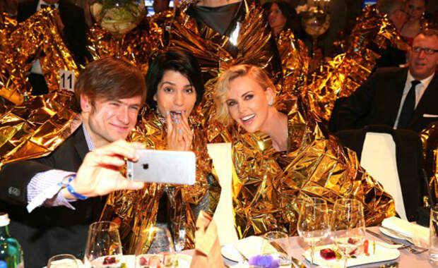 3142002400000578-3448304-Did_the_heating_break_Charlize_and_fellow_guests_ended_up_puttin-m-80_1455611445473