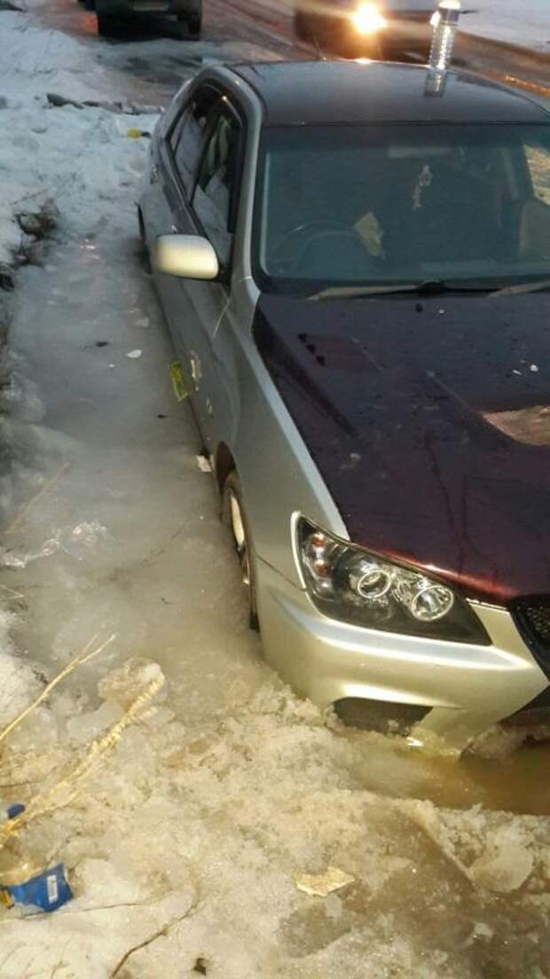 В Саратове иномарка вмерзла в лёд после ремонтных работ коммунальщиков