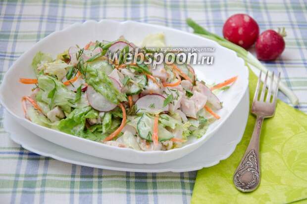 Фото Салат с копчёной курицей и редисом
