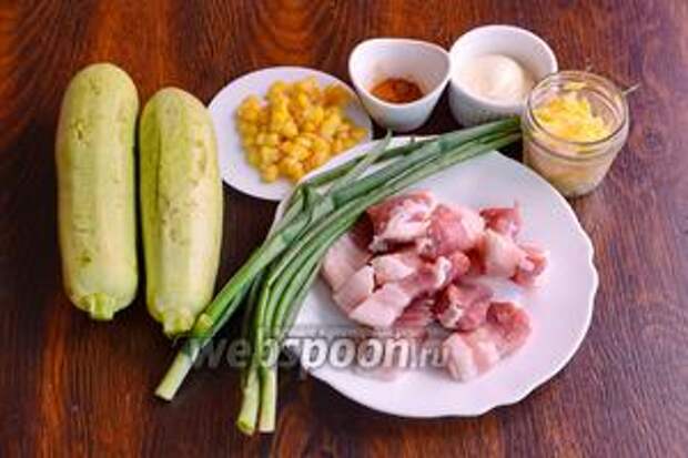Для приготовления запечённых кабачков, фаршированных мясом, вам понадобится соль, кукуруза консервированная, лук зелёный, кабачки, перец красный молотый, майонез, свиное мясо и сыр.