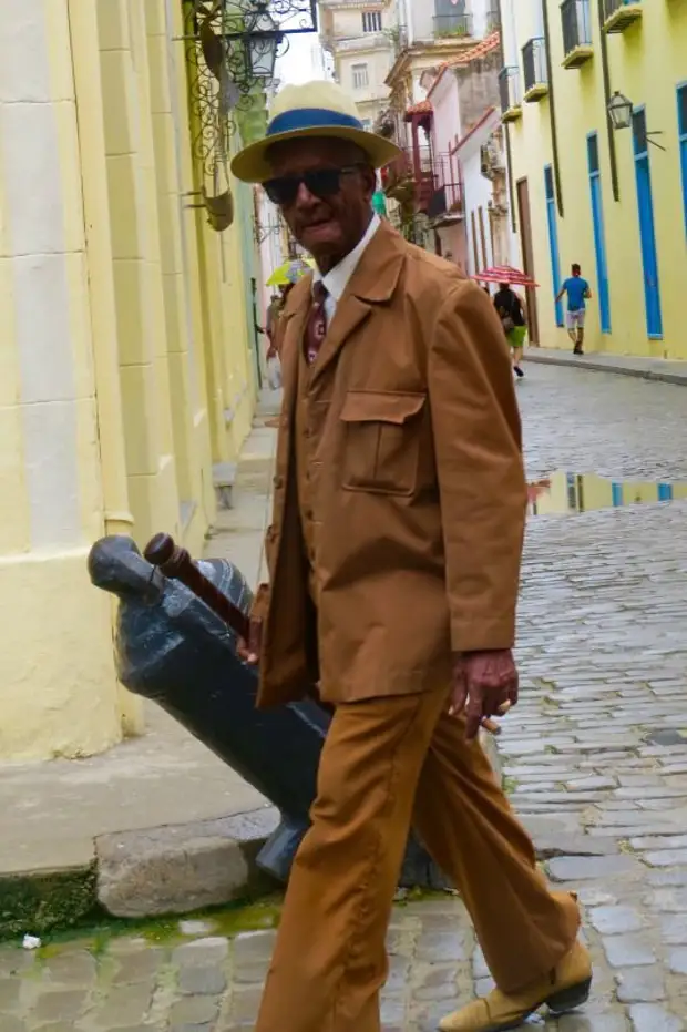 Кубинский стиль. Кубинский стиль в одежде. Кубинский стиль одежды мужской. Кубинский стиль в одежде для мужчин. Кубинский стиль мужчина.