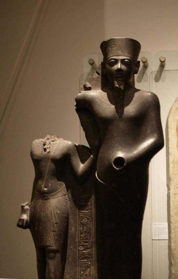 Еще одно доказательство присутствия второй руки. Правда фаллос ему тут оторвали…. Cкульптурная группа: бог Мин и фараон Хоремхеб. XIV в. до н.э. древний египет, интересно, история