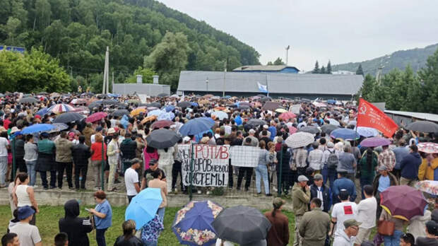 Сотни жителей Алтая вышли на согласованный митинг против уничтожения сельсоветов