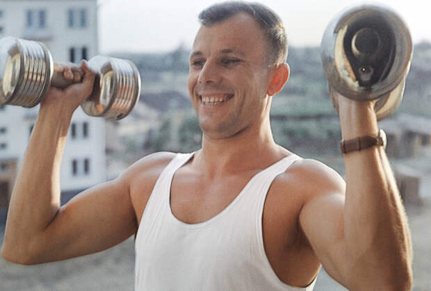 «Он теперь с бабами сможет?» Полет в космос перевернул жизнь Гагарина. Что с ним происходило после 12 апреля?