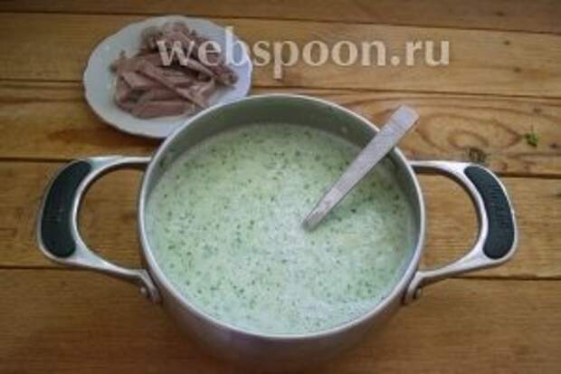 Суп посолить и поперчить по вкусу. Он готов. Порционно наливаем суп в миску. Добавляем несколько кусочков языка и веточку зелени. Подаём к столу.