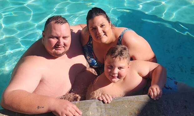 Супруги похудели на 264 кг за полтора года, после того как их сына затравили в школе
