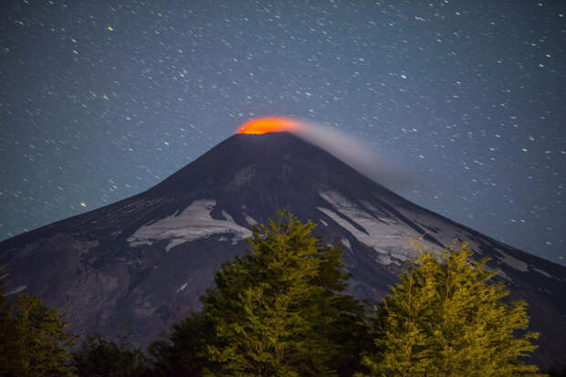 Объявлена оранжевая тревога, которая означает «вероятное извержение вулкана в течение короткого времени».