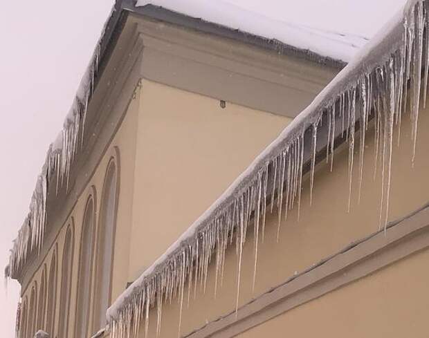 Эксперт по ЖКХ: за падение сосульки на машину можно отсудить до 1 млн рублей