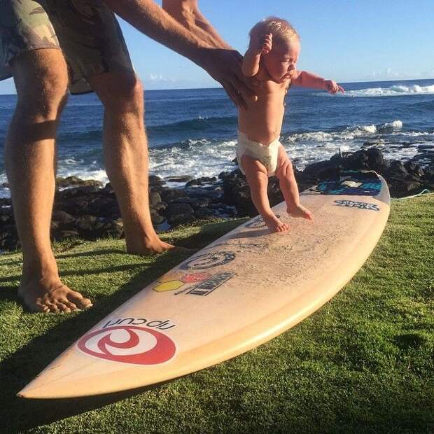 Гавайская серфингистка с откушенной рукой продолжает покорять волны