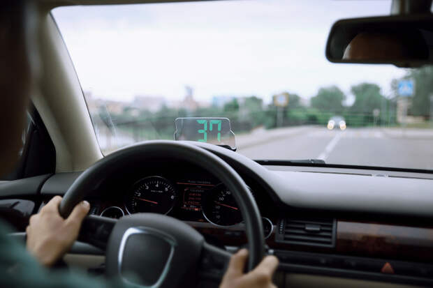 Информация появляется прямо на лобовом стекле — и водителю не надо держать телефон в руке или отводить взгляд от дороги.