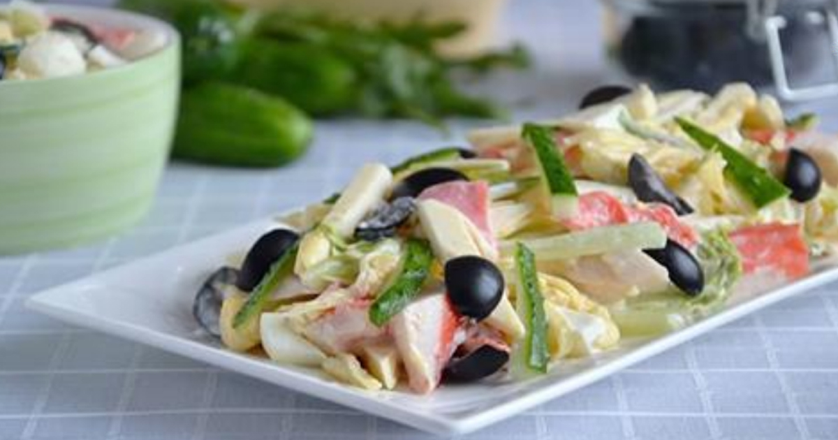 Крабовый салат с плавленым сыром: простой и очень вкусный Крабовый салат с плавленым сыром: простой и очень вкусный