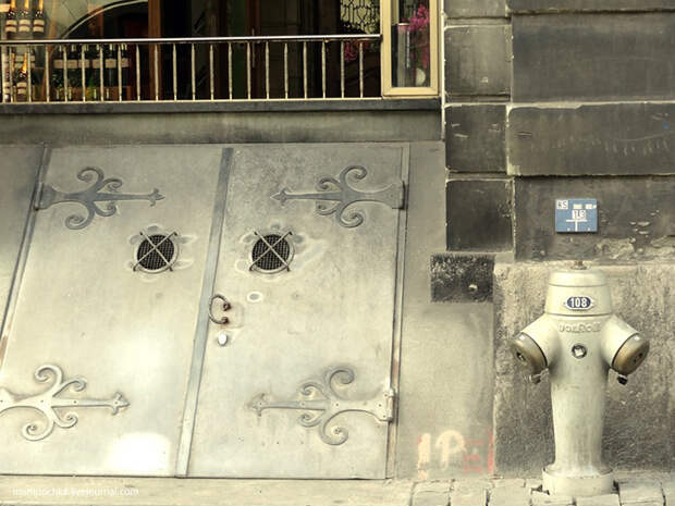 Очарование старины Берна в обрамлении цветов