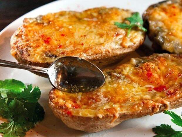 запеченный с грибами картофель