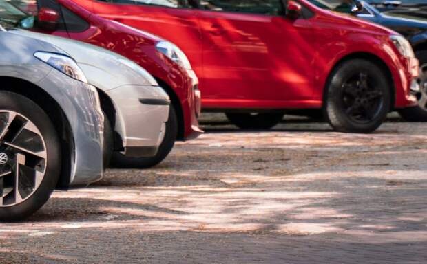 Белые, черные, красные: Авито выяснил цветовые предпочтения автомобилистов Петербурга