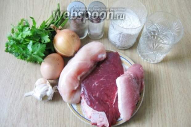 Для приготовления уральских пельменей потребуются такие продукты: мякоть говядины, мякоть свинины, филе куриное, лук репчатый, чеснок, соль, перец чёрный молотый, петрушка, мука, яйцо куриное, вода.
