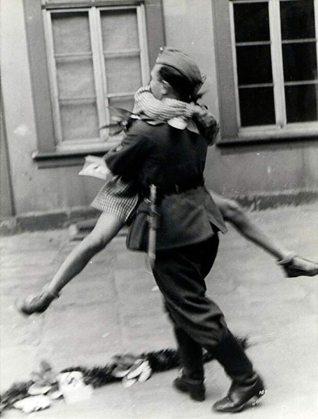 Солдат пришел домой с войны, 1940-е годы.
