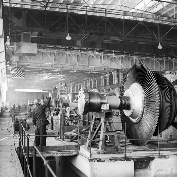 Монтажные работы в машинном зале второго блока Нововоронежской атомной электростанции, 1968
